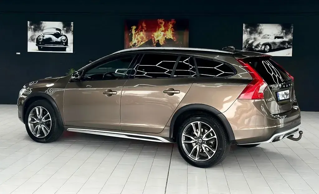 Gebraucht Volvo V60 CC Pro 150 PS (110 kW) 2018 Braun Kombi