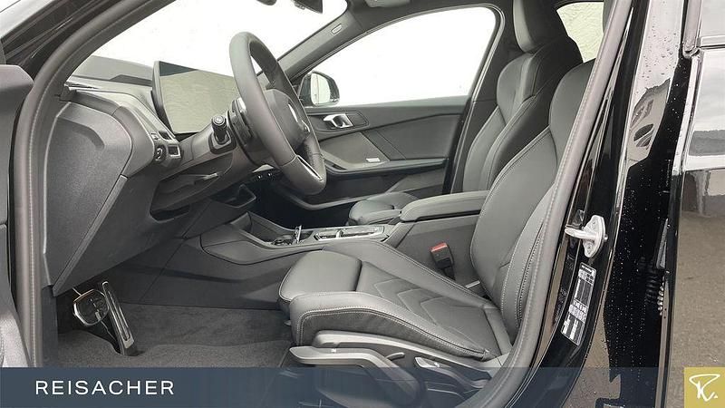 Neu BMW 120 Basis 170 PS (125 kW) 2025 Saphirschwarz metallic Kleinwagen