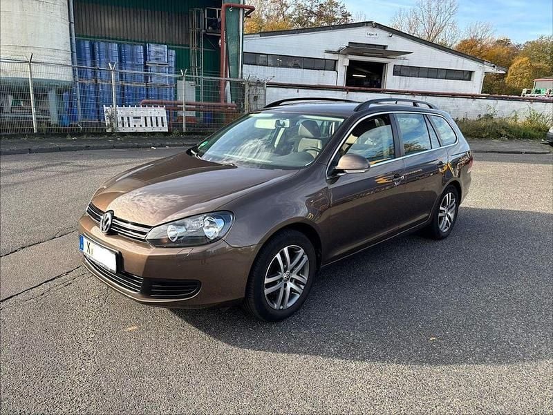 Braun Gebraucht 2011 VW Golf VI Comfortline Kleinwagen | 6.799 € (Fairer Preis) - Bild 1/4
