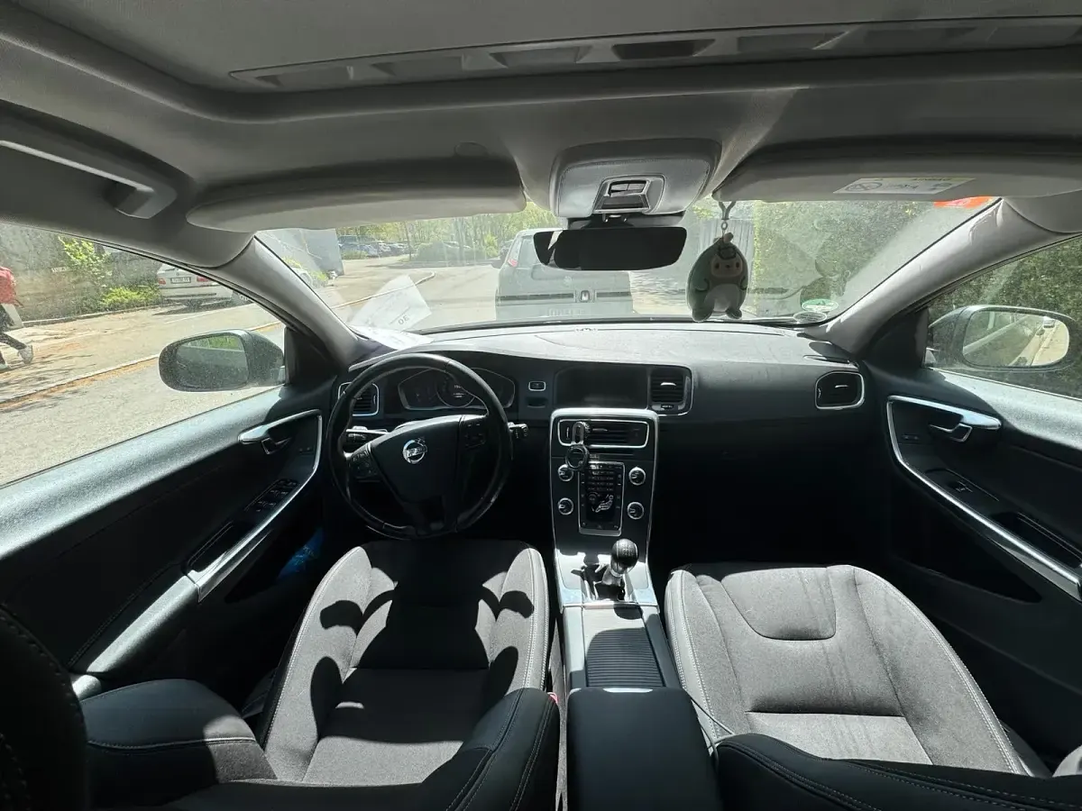 Gebraucht Volvo V60 Momentum 136 PS (100 kW) 2014 Schwarz Kombi