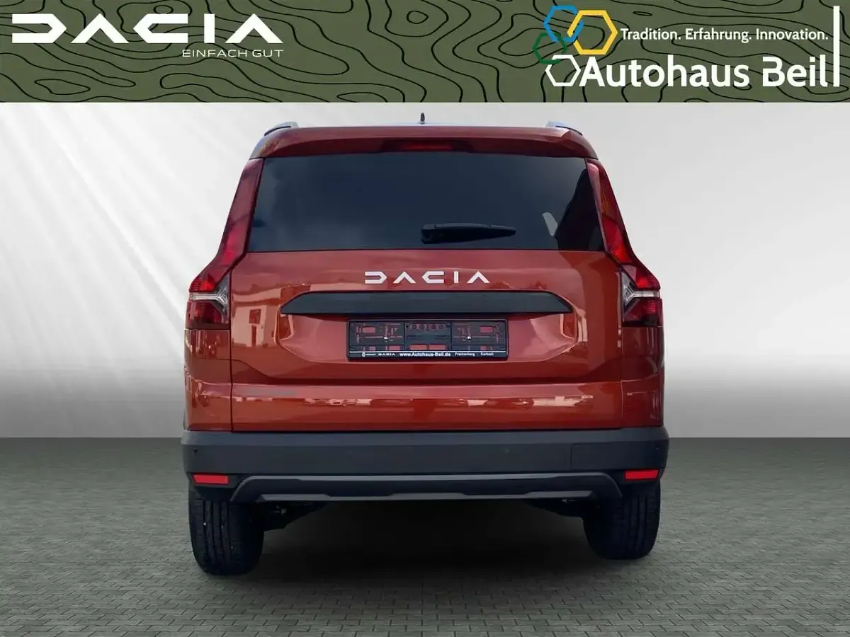 Neu Dacia Jogger Expression 110 PS (80 kW) 2025 Terracottabraun metallic Van / Kleinbus