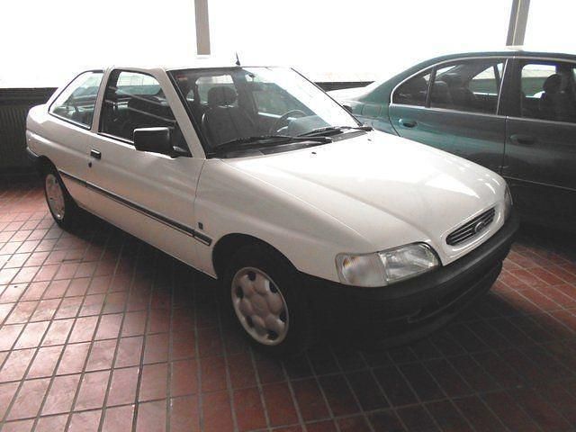 Weiß metallic Gebraucht 1994 Ford Escort Limousine | 2.000 € - Bild 1/4