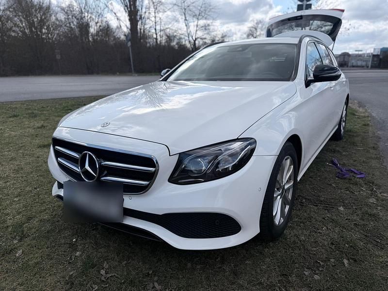 Second-hand Mercedes E220 194 CP (142 kW) 2018 Alb Berlinǎ