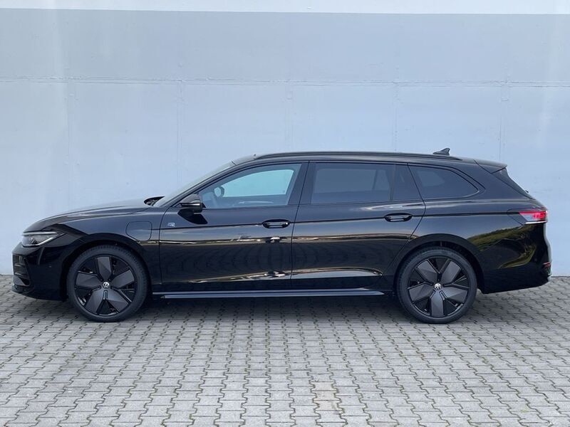 Gebraucht VW Passat R-line 272 PS (200 kW) 2024 Grenadillschwarz metallic Kombi
