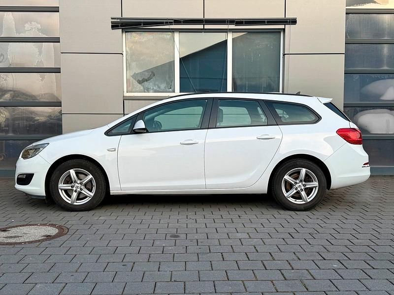 Gebraucht Opel Astra Selection 110 PS (80 kW) 2014 Schneeweiss/summitwhite/arctic Kombi
