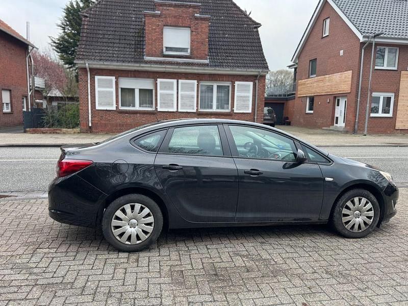 Gebraucht Opel Astra Edition 140 PS (102 kW) 2013 Schwarz Limousine