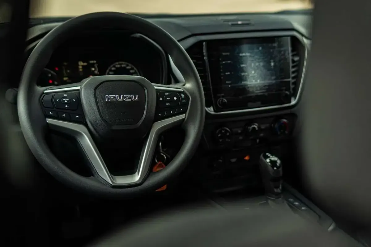 Gebraucht Isuzu D-Max 163 PS (119 kW) 2025 Obsidian gray Pickup
