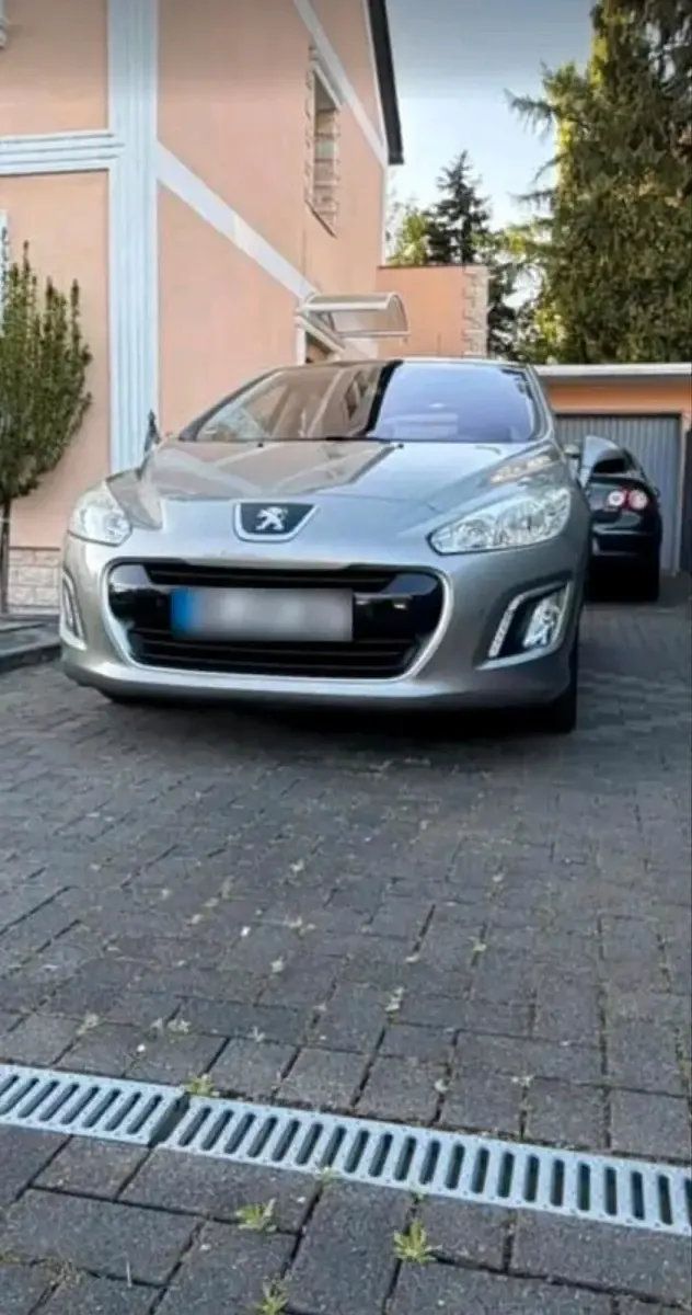 Gebraucht Peugeot 308 Allure 112 PS (82 kW) 2011 Grau Limousine