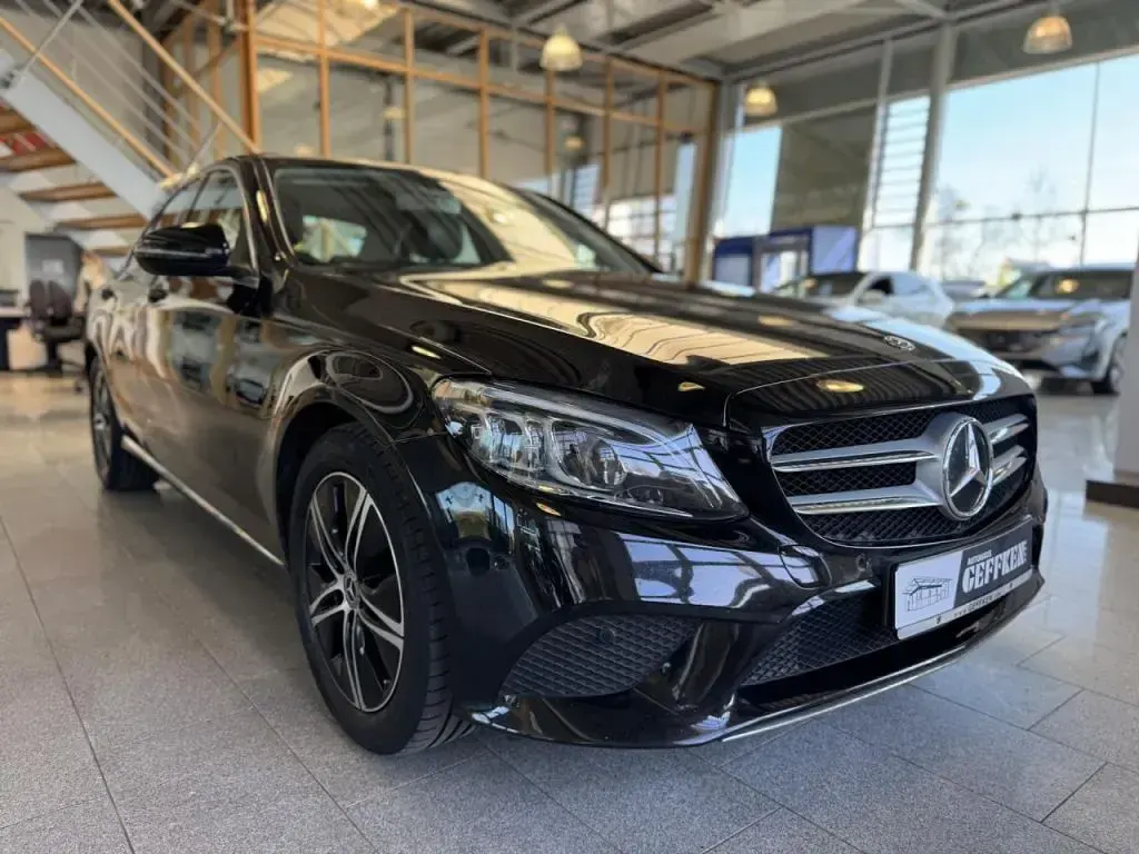 Gebraucht Mercedes 200 Avantgarde 160 PS (117 kW) 2020 Obsidianschwarz (metallic) Limousine