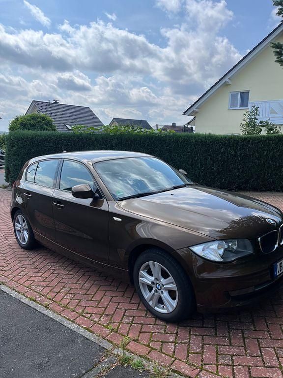 Braun Gebraucht 2010 BMW 116 Sport Line Kleinwagen | 6.000 € (Etwas zu teuer) - Bild 1/4
