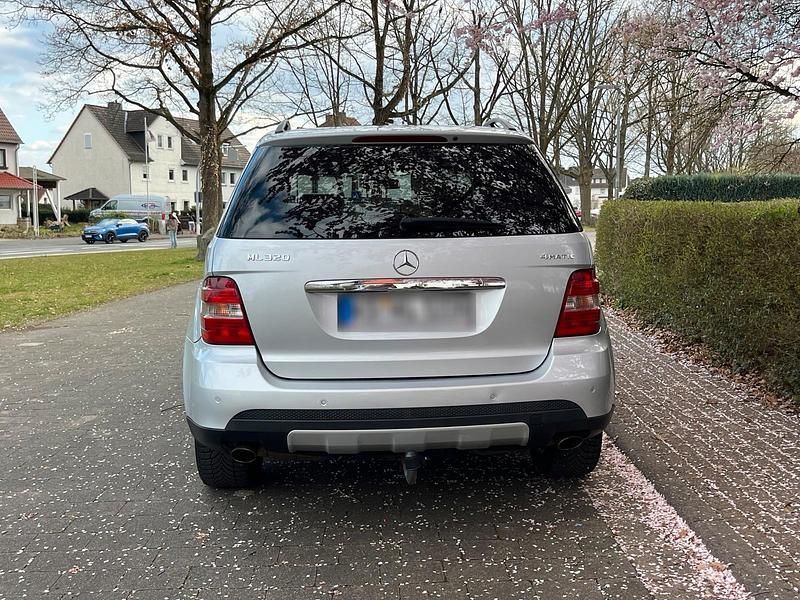 Gebraucht Mercedes ML320 224 PS (164 kW) 2007 Silber SUV
