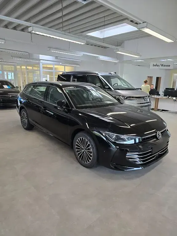 Gebraucht VW Passat Elegance 150 PS (110 kW) 2025 Schwarz Kombi