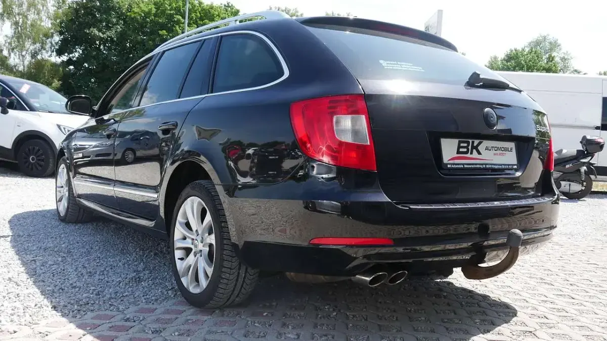 Gebraucht Skoda Superb 170 PS (125 kW) 2011 Schwarzmagic perleffekt Kombi