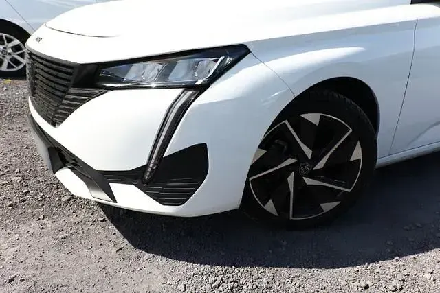 Gebraucht Peugeot 308 Allure 131 PS (96 kW) 2023 Lack weiss banquise/typ aussenve lack weiss banquise/typ aussenve Limousine