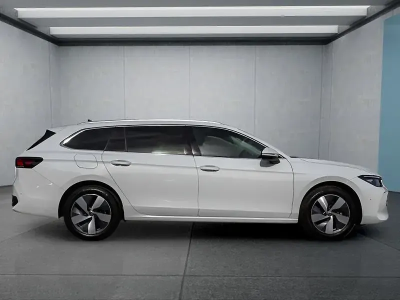 Gebraucht VW Passat 150 PS (110 kW) 2025 Weiß Kombi
