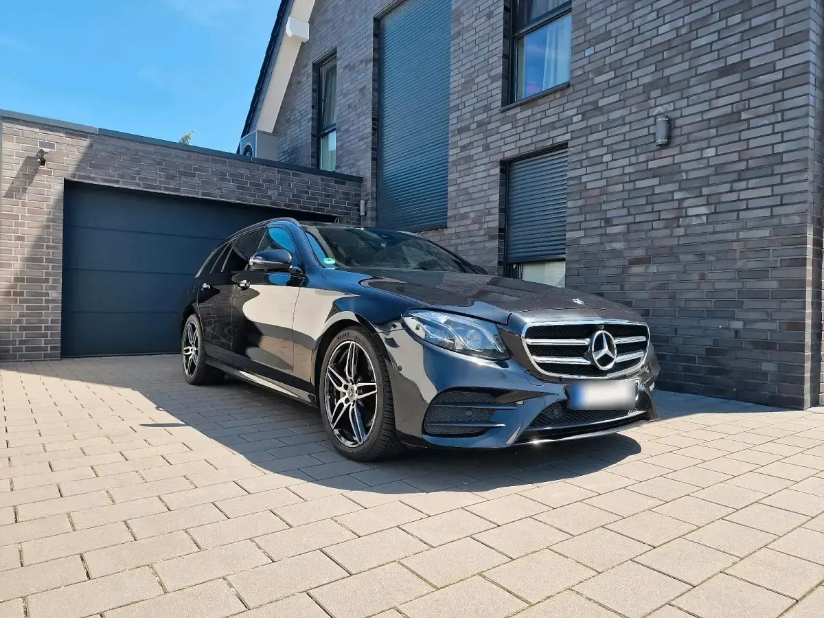 Używany Mercedes E250 AMG line 211 KM (155 kW) 2018 Czarny Kombi