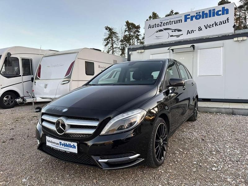 Kosmosschwarz metalliclack Gebraucht 2014 Mercedes B200 Sport Van / Kleinbus | 13.999 € (Etwas zu teuer) - Bild 1/4