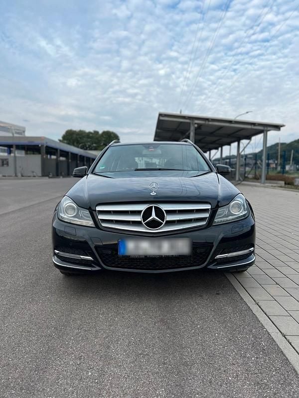 Schwarz Gebraucht 2012 Mercedes C220 Avantgarde Kombi | 9.990 € (Etwas zu teuer) - Bild 1/4