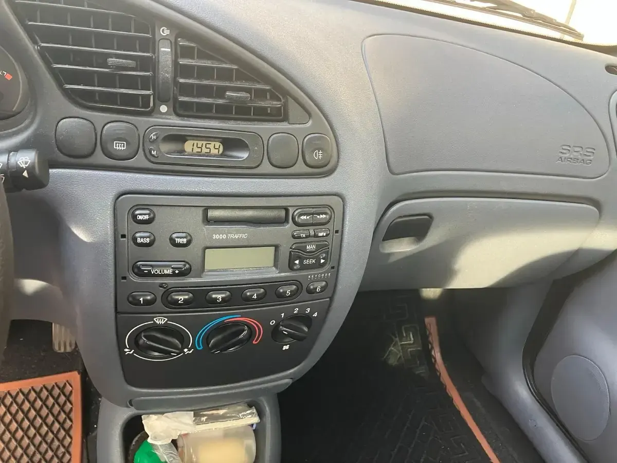 Gebraucht Ford Fiesta 60 PS (44 kW) 1998 Weiß Kleinwagen