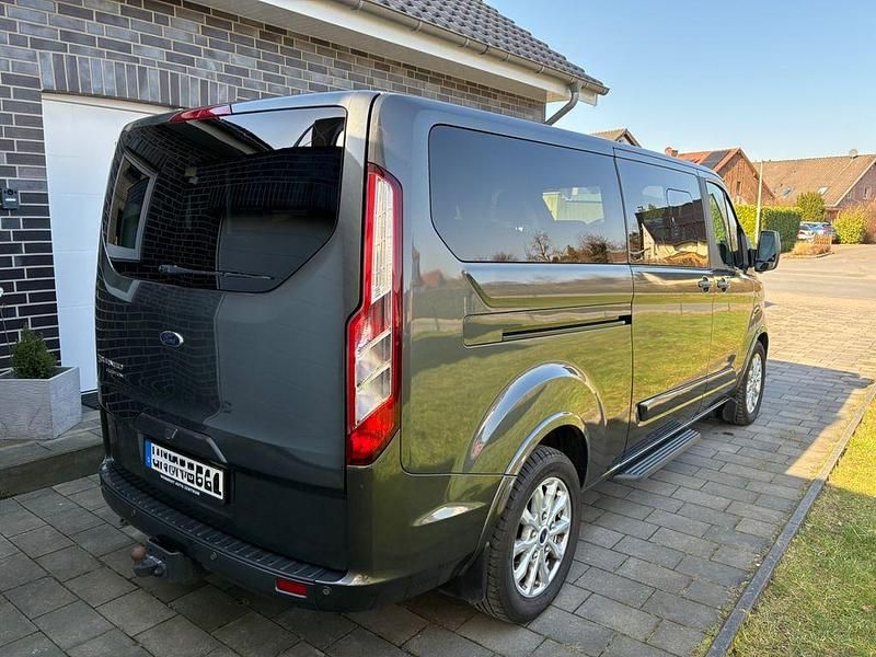 Gebraucht Ford Tourneo Titanium 131 PS (96 kW) 2020 Grau Van / Kleinbus