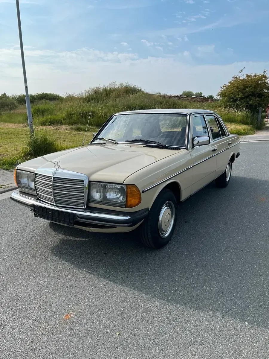 Gebraucht Mercedes 240 72 PS (52 kW) 1984 Limousine