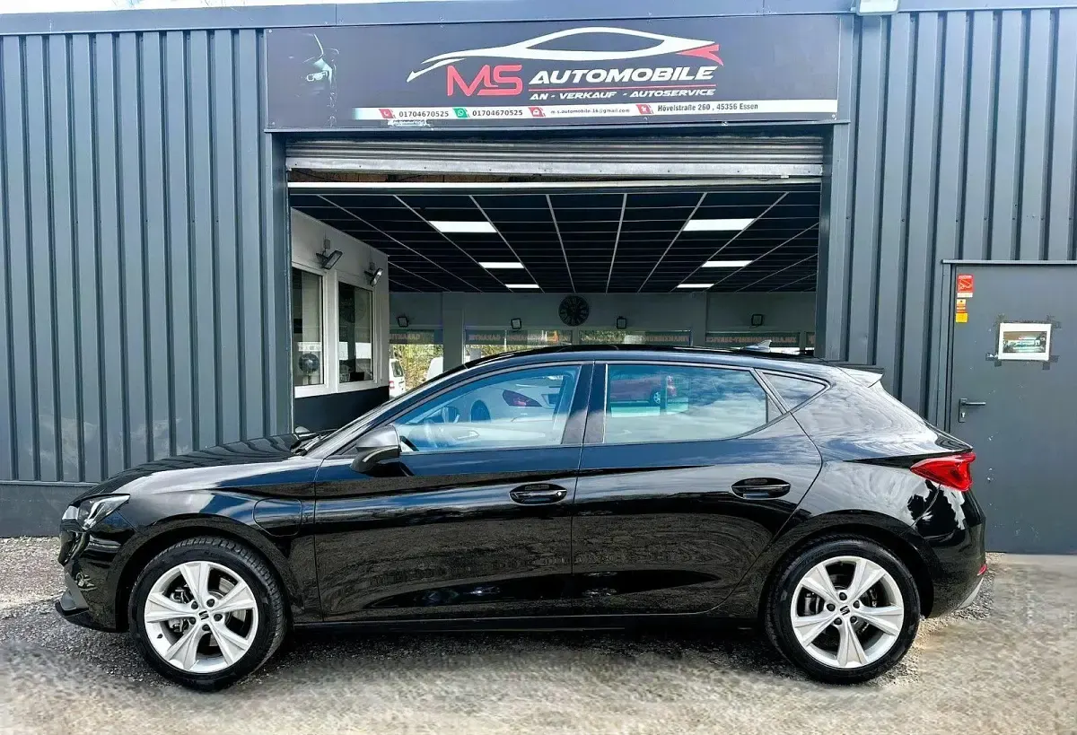 Usado Seat Leon FR 204 CV (150 kW) 2023 Negro Berlina