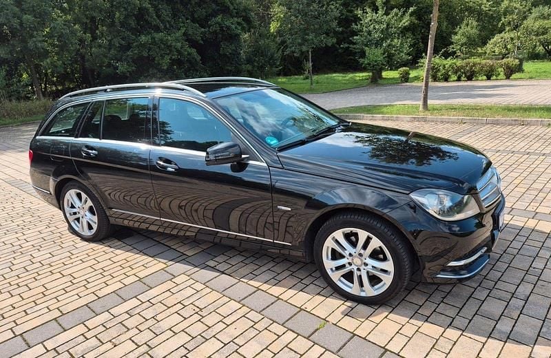 Schwarz Gebraucht 2011 Mercedes C180 Avantgarde Kombi | 5.900 € (Guter Preis) - Bild 1/4