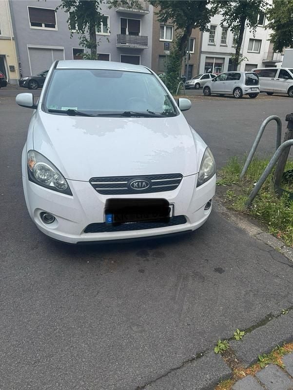 Weiß Gebraucht 2009 Kia Ceed 2 Kleinwagen | 1.899 € (Guter Preis) - Bild 1/4