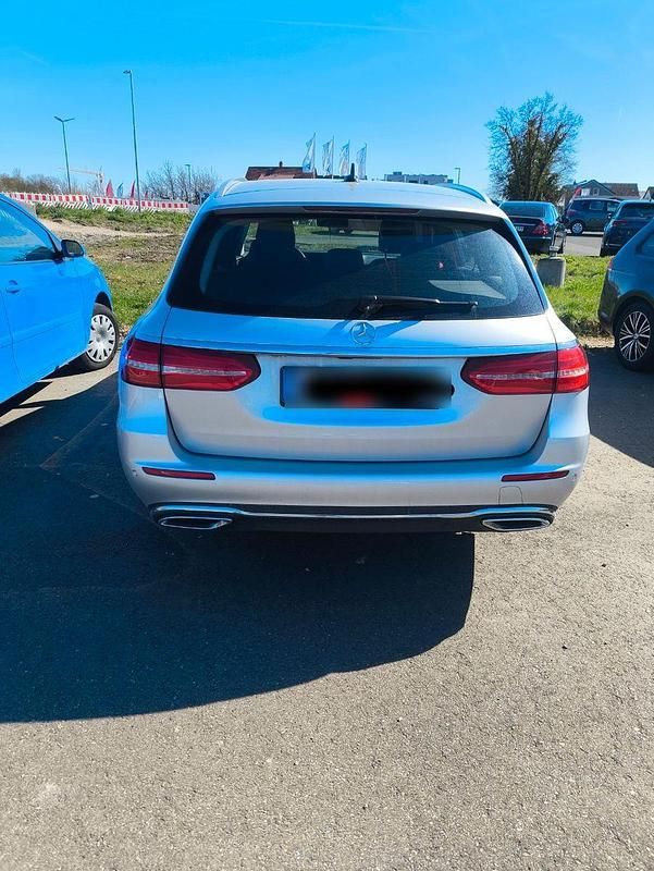 Gebraucht Mercedes E220 194 PS (142 kW) 2018 Silber Kombi