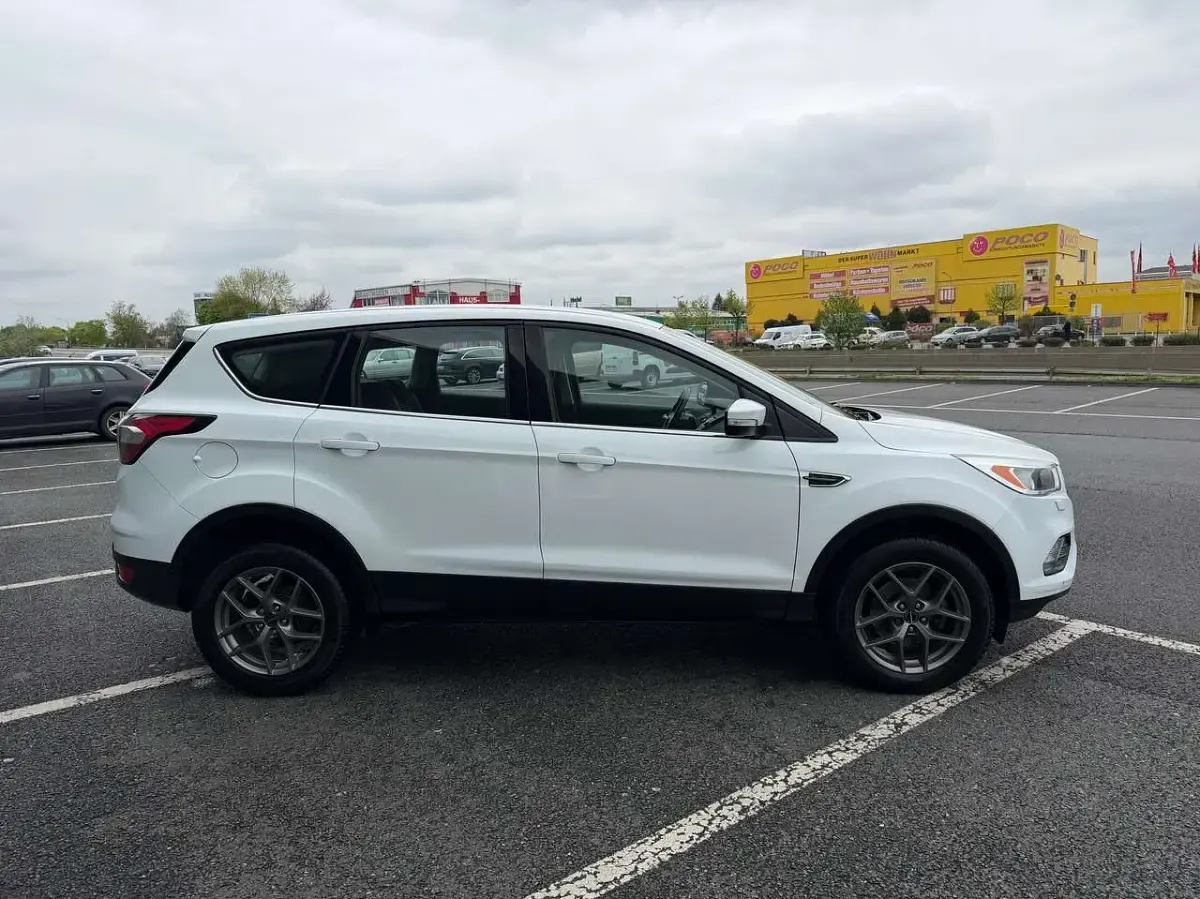 Gebraucht Ford Kuga Trend 120 PS (88 kW) 2017 Frostweiß SUV