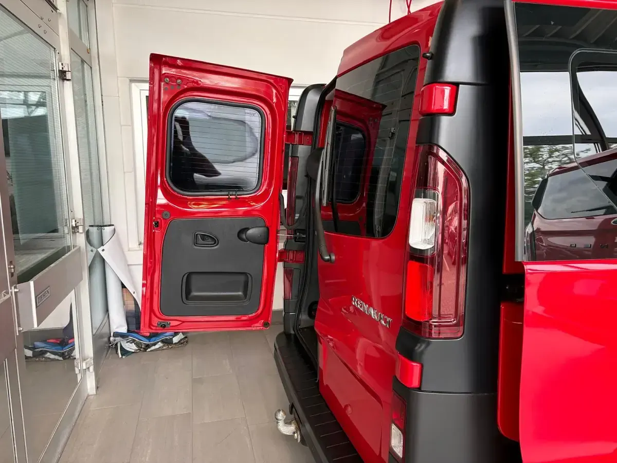 Gebraucht Renault Trafic 145 PS (106 kW) 2015 Rot Van / Kleinbus