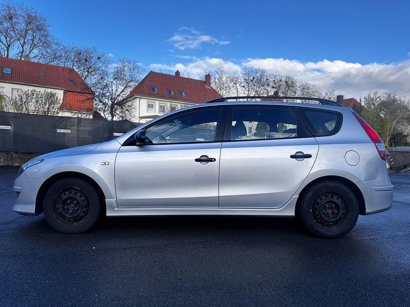 Gebraucht Hyundai i30 Edition 109 PS (80 kW) 2011 Silber Kombi