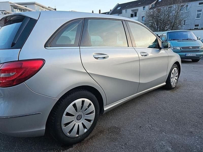 Gebraucht Mercedes B180 109 PS (80 kW) 2014 Silber Van / Kleinbus
