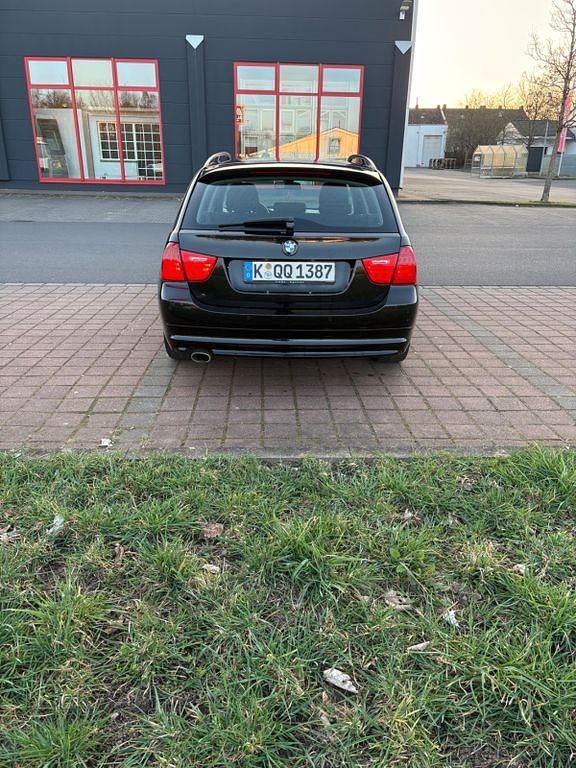 Gebraucht BMW 320 177 PS (130 kW) 2010 Schwarz Kombi