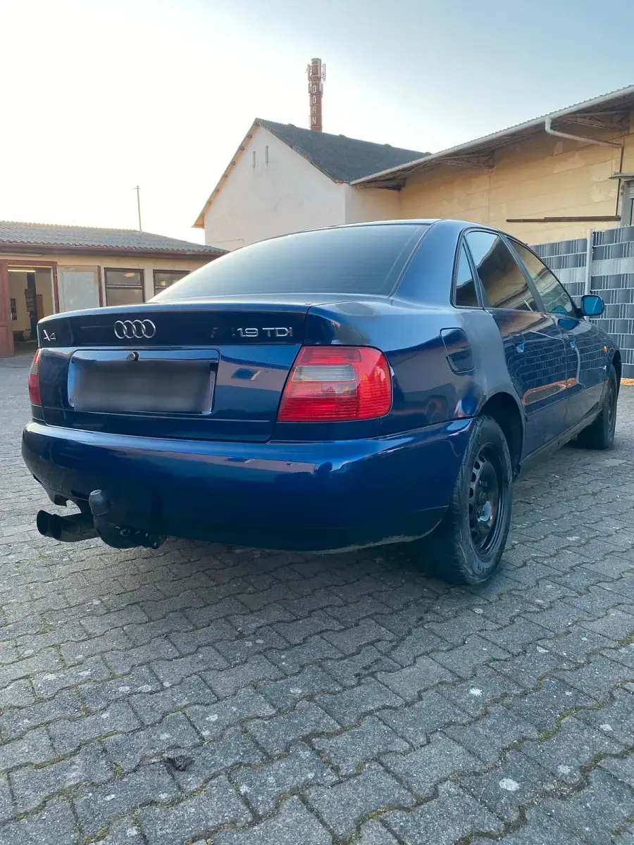 Używany Audi A4 90 KM (66 kW) 1998 Niebieski Sedan/Limuzyna