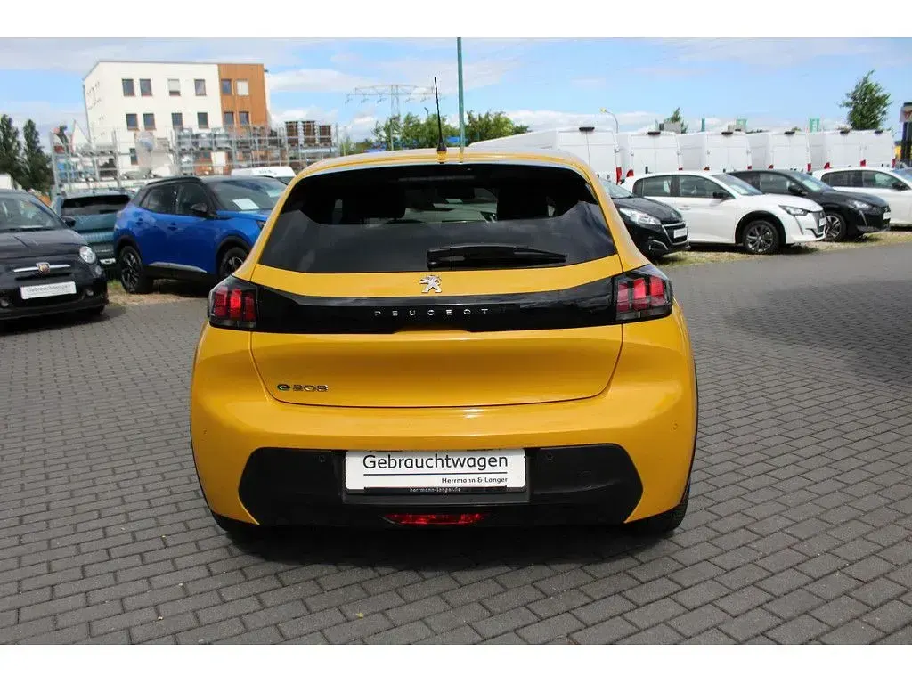 Gebraucht Peugeot e-208 Active 100 kW (136 PS) 2022 Gelb / faro gelb (metallic) Kleinwagen