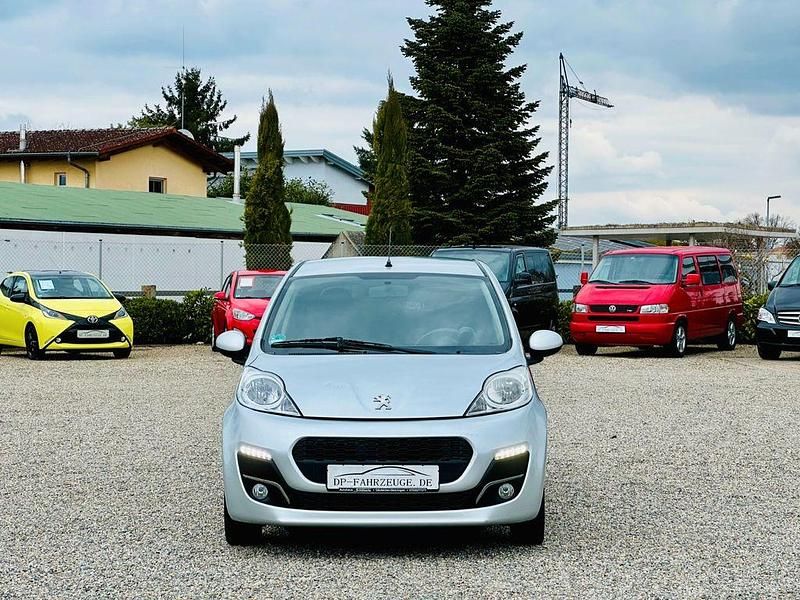 Gebraucht Peugeot 107 Active 68 PS (50 kW) 2012 Silber Kleinwagen