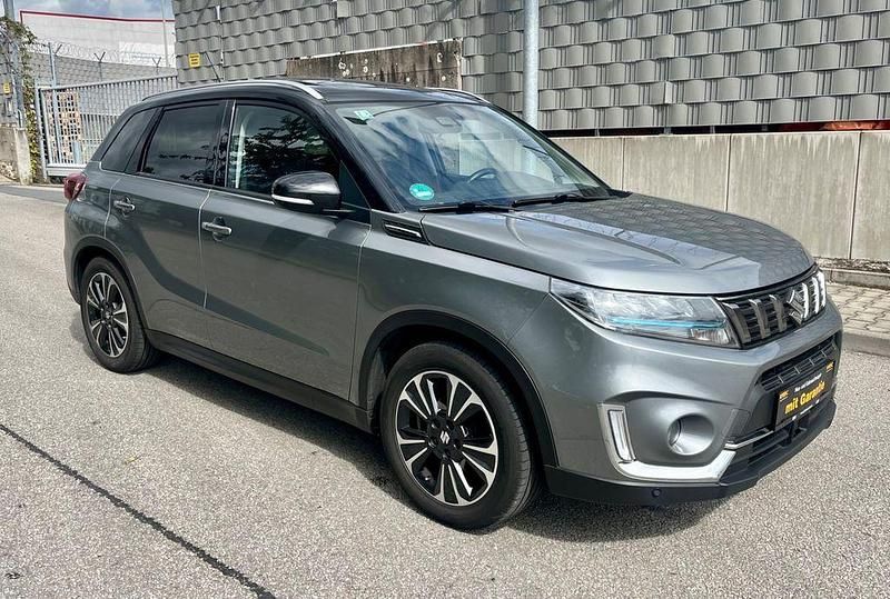 Grau Gebraucht 2022 Suzuki Vitara SUV | 17.290 € (Fairer Preis) - Bild 1/4