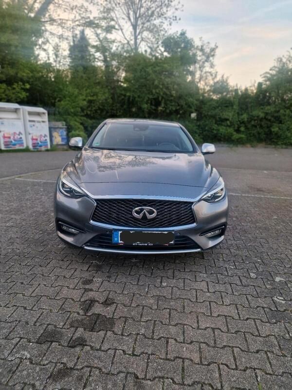 Grau Gebraucht 2016 Infiniti Q30 Sport Tech Kleinwagen | 11.500 € (Guter Preis) - Bild 1/4