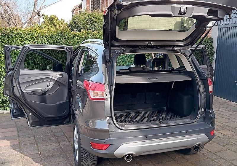 Gebraucht Ford Kuga Trend 150 PS (110 kW) 2015 Grau SUV