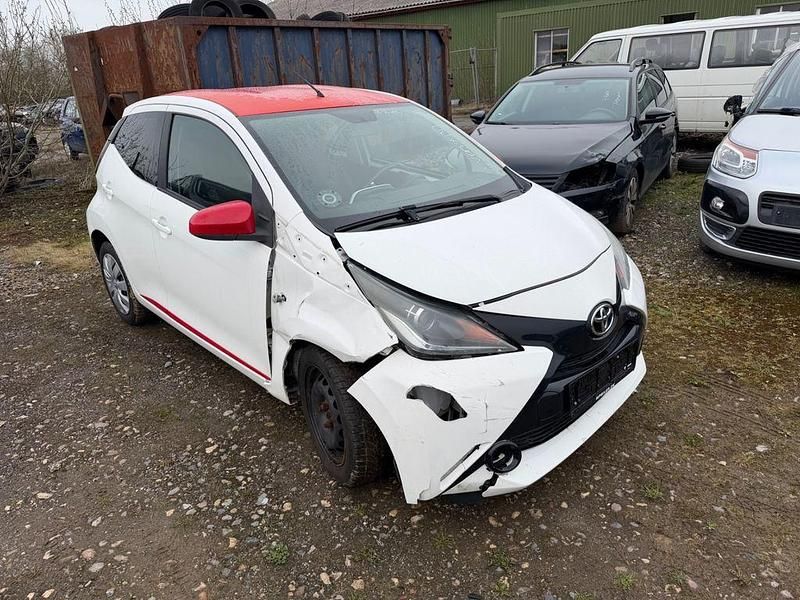 Gebraucht Toyota Aygo 69 PS (50 kW) 2014 Weiß Kleinwagen