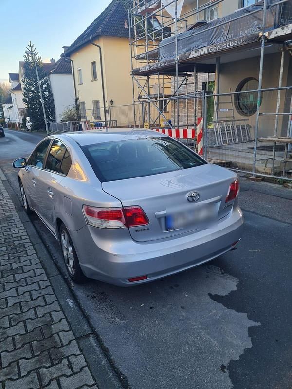 Grau Gebraucht 2011 Toyota Avensis Limousine | 6.500 € (Fairer Preis) - Bild 1/4