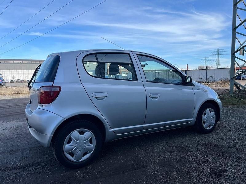 Gebraucht Toyota Yaris Sol 86 PS (63 kW) 2000 Silber Limousine