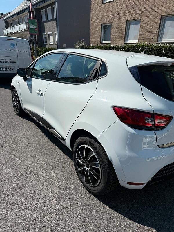 Weiß Gebraucht 2018 Renault Clio IV LIMITED Limousine | 9.600 € - Bild 1/4