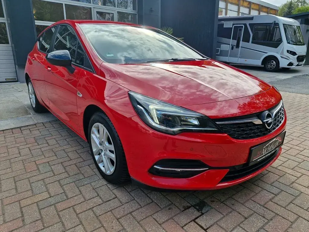 Używany Opel Astra Edition 110 KM (80 kW) 2019 Czerwony Sedan/Limuzyna