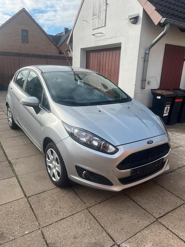 Silber Gebraucht 2014 Ford Fiesta Kleinwagen | 5.000 € - Bild 1/4