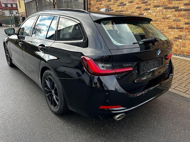 Gebraucht BMW 330e Sport Line 292 PS (214 kW) 2022 Schwarz ii/bonnet fluid black Kombi