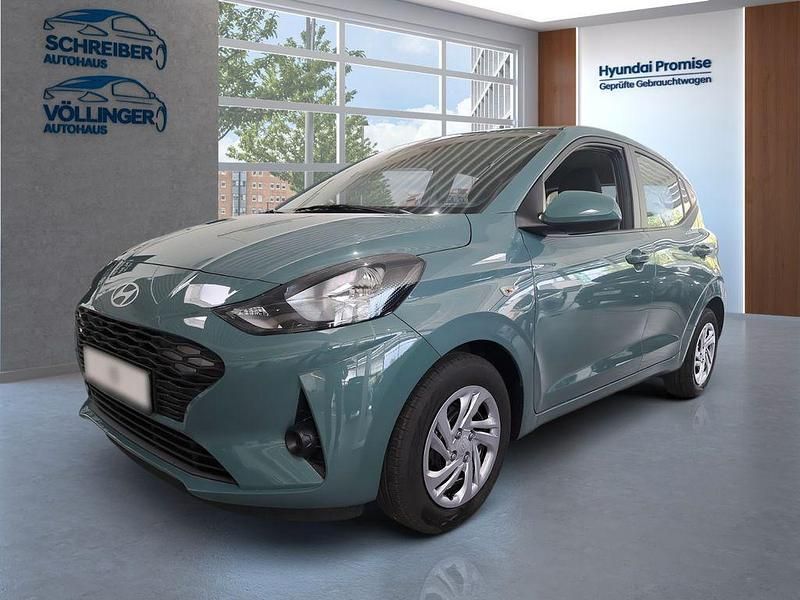 Grün Neu 2025 Hyundai i10 Select Kleinwagen | 17.590 € (Fairer Preis) - Bild 1/4