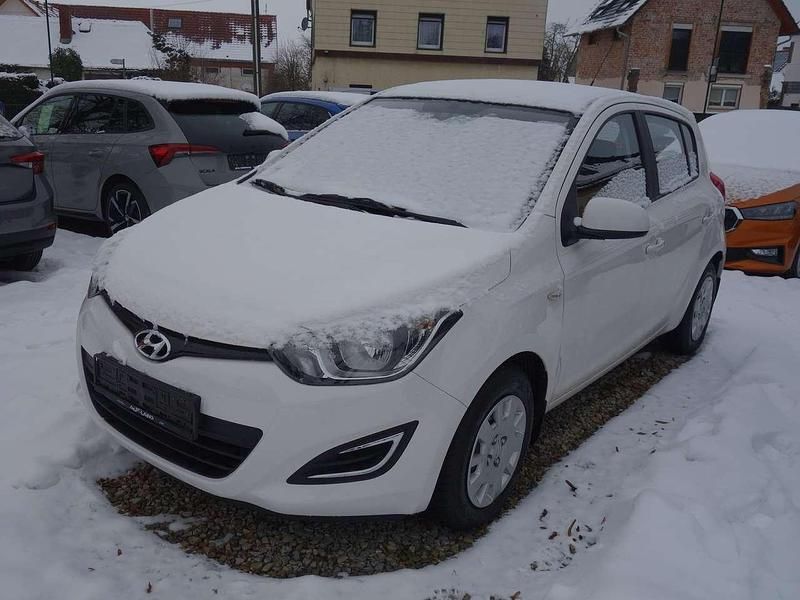 Coral white / sol Gebraucht 2013 Hyundai i20 Classic Kleinwagen | 6.900 € (Etwas zu teuer) - Bild 1/3