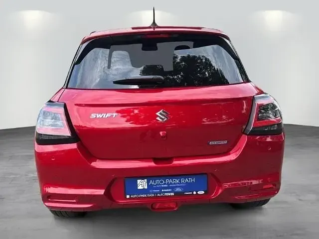 Neu Suzuki Swift Comfort 82 PS (60 kW) 2025 Burning red pearl metallic/super black pearl metal Kleinwagen